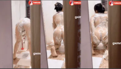 Quay lén chị gái đang thủ dâm trong phòng tắm